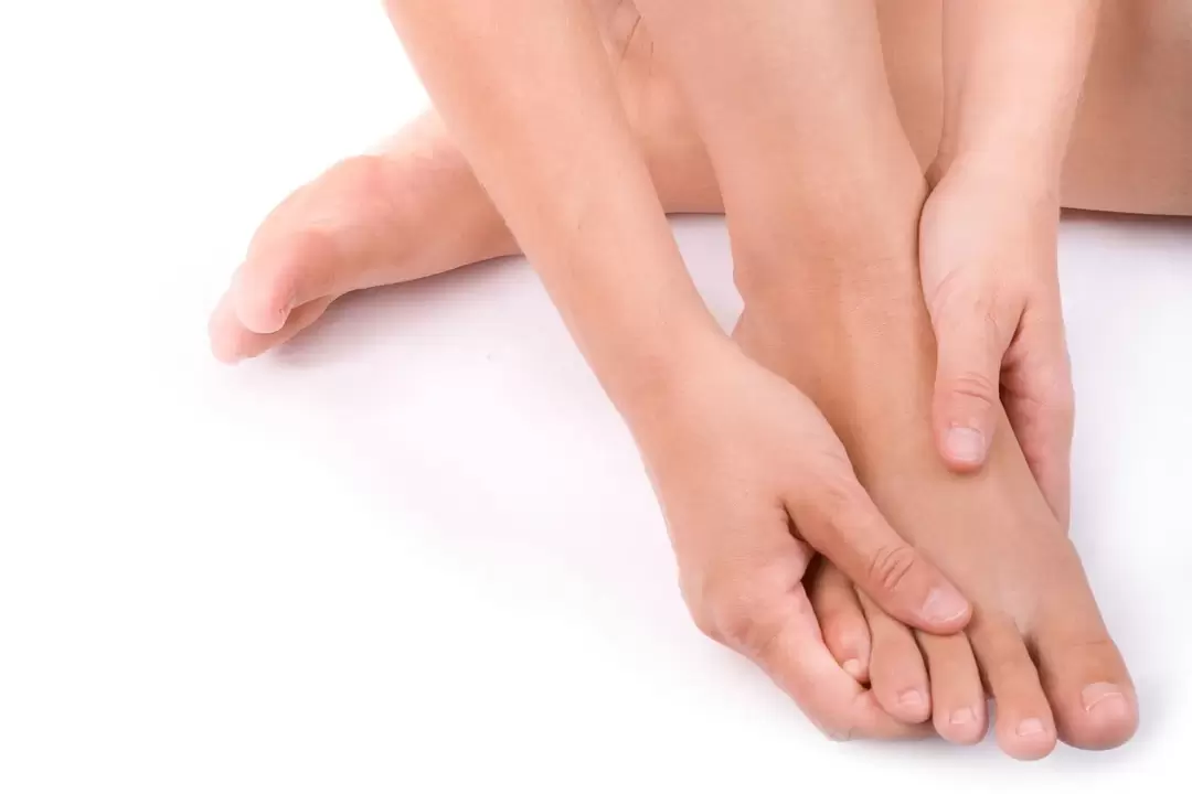 esfregando spray Hondro Sol Valgus contra hálux valgo